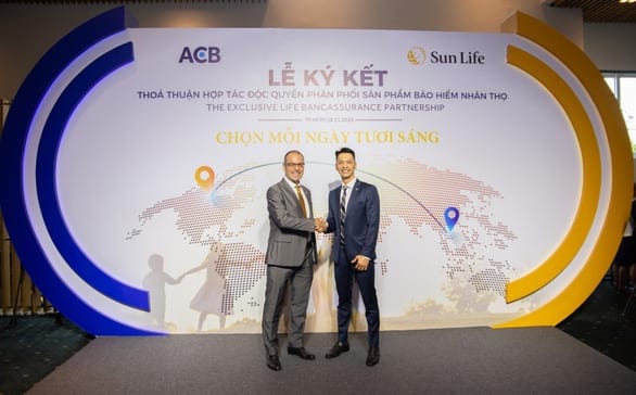 Ông Trần Hùng Huy, chủ tịch ACB và ông Larry Madge, tổng giám đốc Sun Life Việt Nam bắt tay khởi đầu cho sự hợp tác giữa hai bên