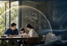 Ảnh đại diện 16:9 mô tả cặp đôi nhìn ra đường chân trời thành phố hiện đại, tượng trưng cho tầm nhìn tương lai về bảo hiểm nhân thọ năm 2026.