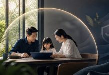 Giải quyết quyền lợi bảo hiểm: Hồ sơ cần chuẩn bị để tránh chậm trễ Hình ảnh người chuyên nghiệp tại Việt Nam nhìn ra cửa sổ văn phòng hiện đại với vẻ an tâm, tượng trưng cho sự hoàn tất hồ sơ bảo hiểm.