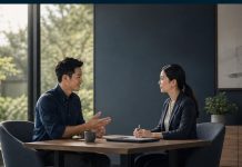 Hình ảnh một người Việt Nam điềm tĩnh trong không gian hiện đại với các họa tiết dữ liệu 3D màu xanh mờ ảo, tượng trưng cho sự minh bạch và bảo vệ trong bảo hiểm.