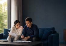 Phí bảo hiểm tăng khi tái tục: Nguyên nhân và cách chuẩn bị ngân sách Ảnh đại diện một người chuyên nghiệp đang theo dõi biểu đồ tăng trưởng màu xanh teal trên máy tính bảng trong văn phòng hiện đại, thể hiện sự chuẩn bị ngân sách chủ động.